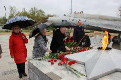 В День Победы кинешемцы возложили цветы и венки к обелиску «Всем сражавшимся за Отечество» и воинским захоронениям