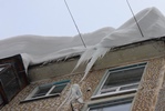 Куда обращаться, если на крышах и карнизах домов скопилось большое количество снега, наледи и сосулек?