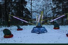 В  парке культуры и отдыха установили новый зимний аттракцион «Тюбинг-кросс»