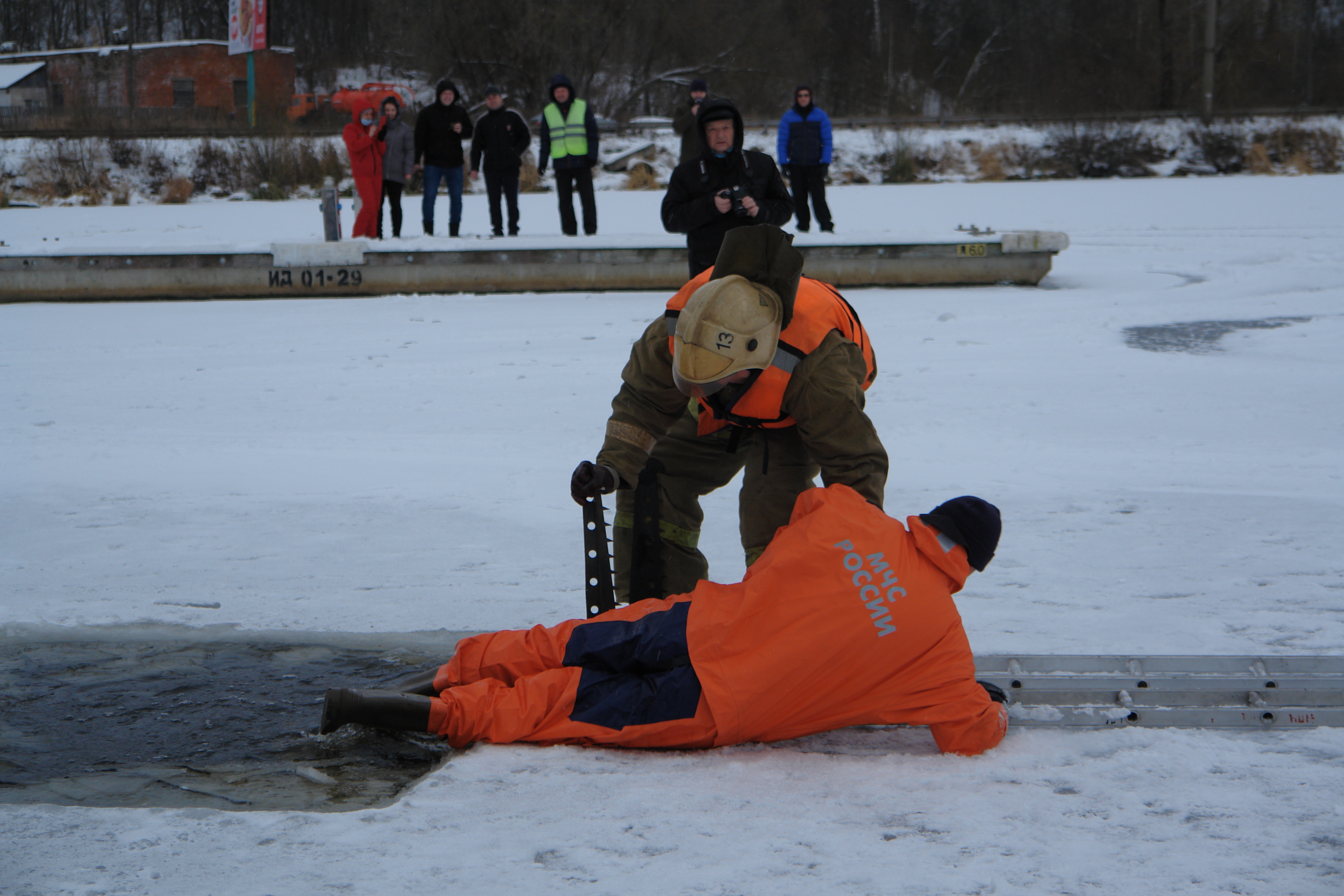 Спасение человека провалившегося под лед. Отогревание человека провалившегося под лед. Человек провалился под лед.